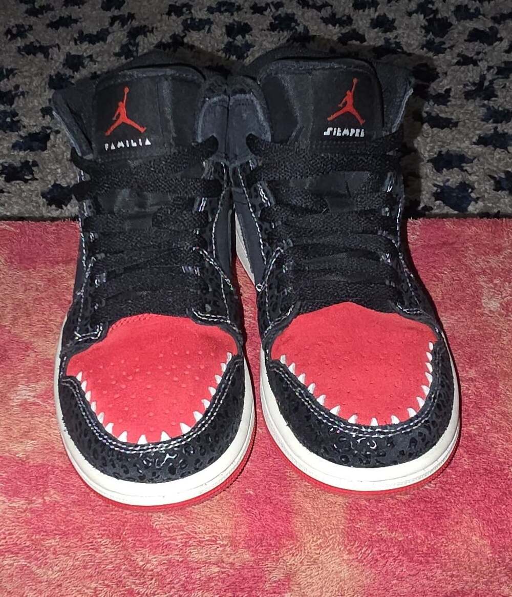 Nike Air Jordan 1 Mid SE 'SiEMPRE Familia' Black Red DN4904-001 Size 4.5